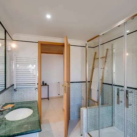 Sea View Apartment *